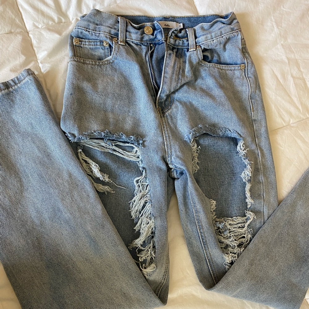 Adika ripped jeans